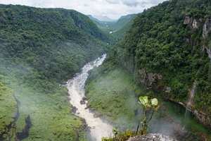 Vista aérea sobre el río Potaro desde lo alto de las cataratas Kaieteur en el Parque Nacional Kaieteur, Guyana, Sudamérica.