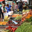 Poco a poco las verduras y hortalizas van llenando las canastillas y góndolas de las plazas de mercado de la ciudad. No obstante, los comerciantes alertan por la escasez de proteína animal, como carne y pollo.