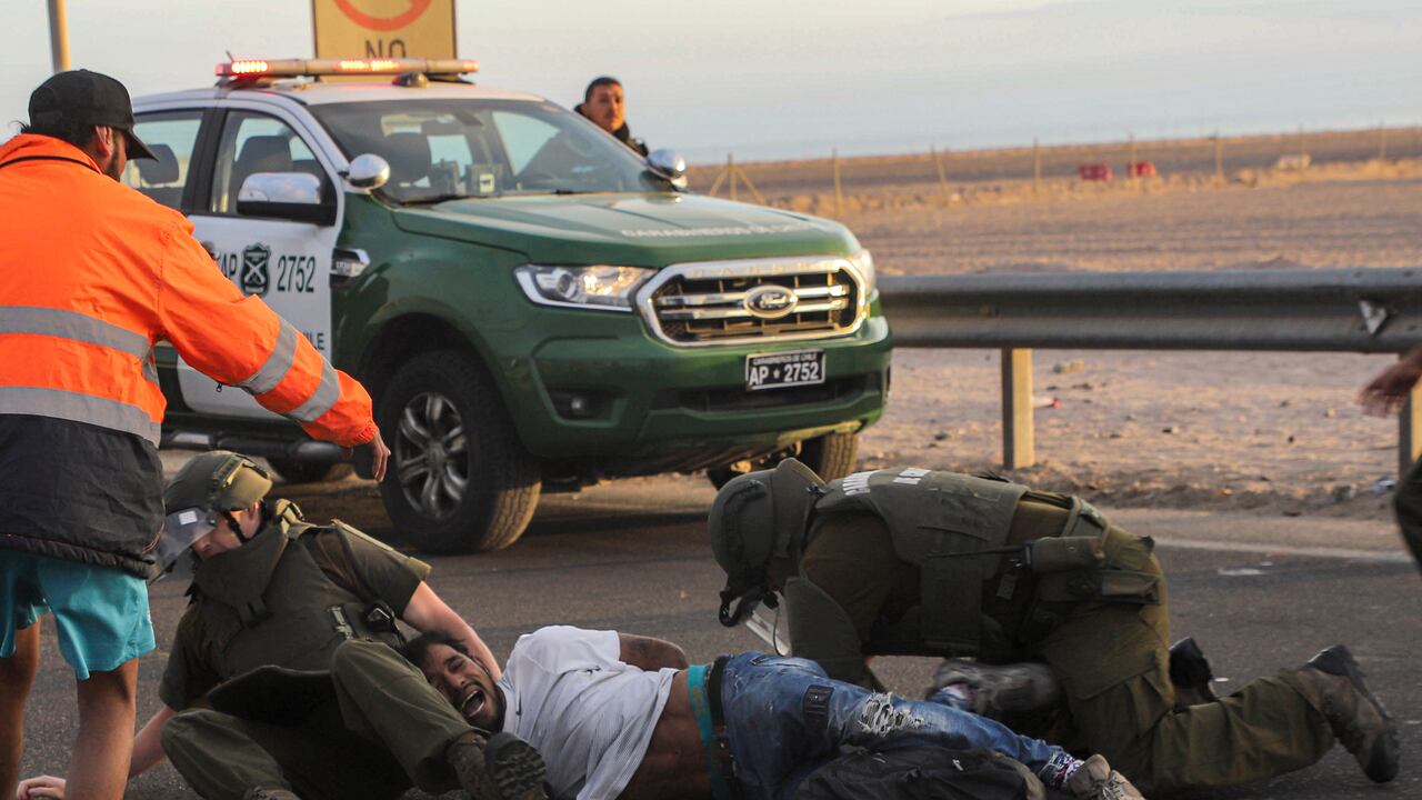 Un migrante es detenido por la Policía chilena por bloquear la carretera en la frontera entre Chile y Perú, cerca de Arica, Chile