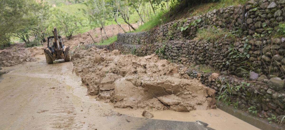 Invías lleva a cabo labores de remoción de material en la vía Cartago – Alcalá, entre Valle del Cauca y Quindío
