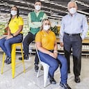 De izquierda a derecha, Claudia Hoyos, cajera del Éxito; David Ramírez, cajero de Carulla; Salomé Urrego, auxiliar operativa, y Carlos Mario Giraldo presidente del Grupo Éxito.