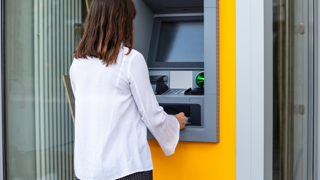 Aunque retirar dinero parece una acción rápida y rutinaria, puede implicar peligros importantes si no se toman precauciones adecuadas.