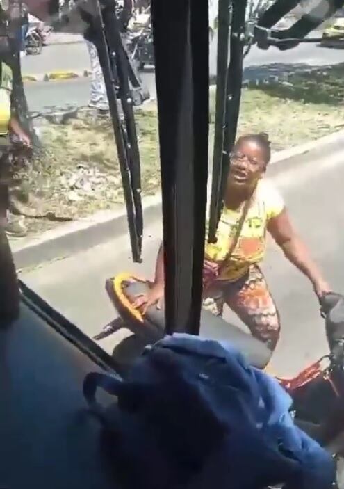Una pareja a bordo de una moto invadió carril del MIO de Cali y atacó con un machete uno de los buses.