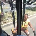 Una de las personas que iba en la moto, atravesó el vehículo e insultó al conductor del MIO.