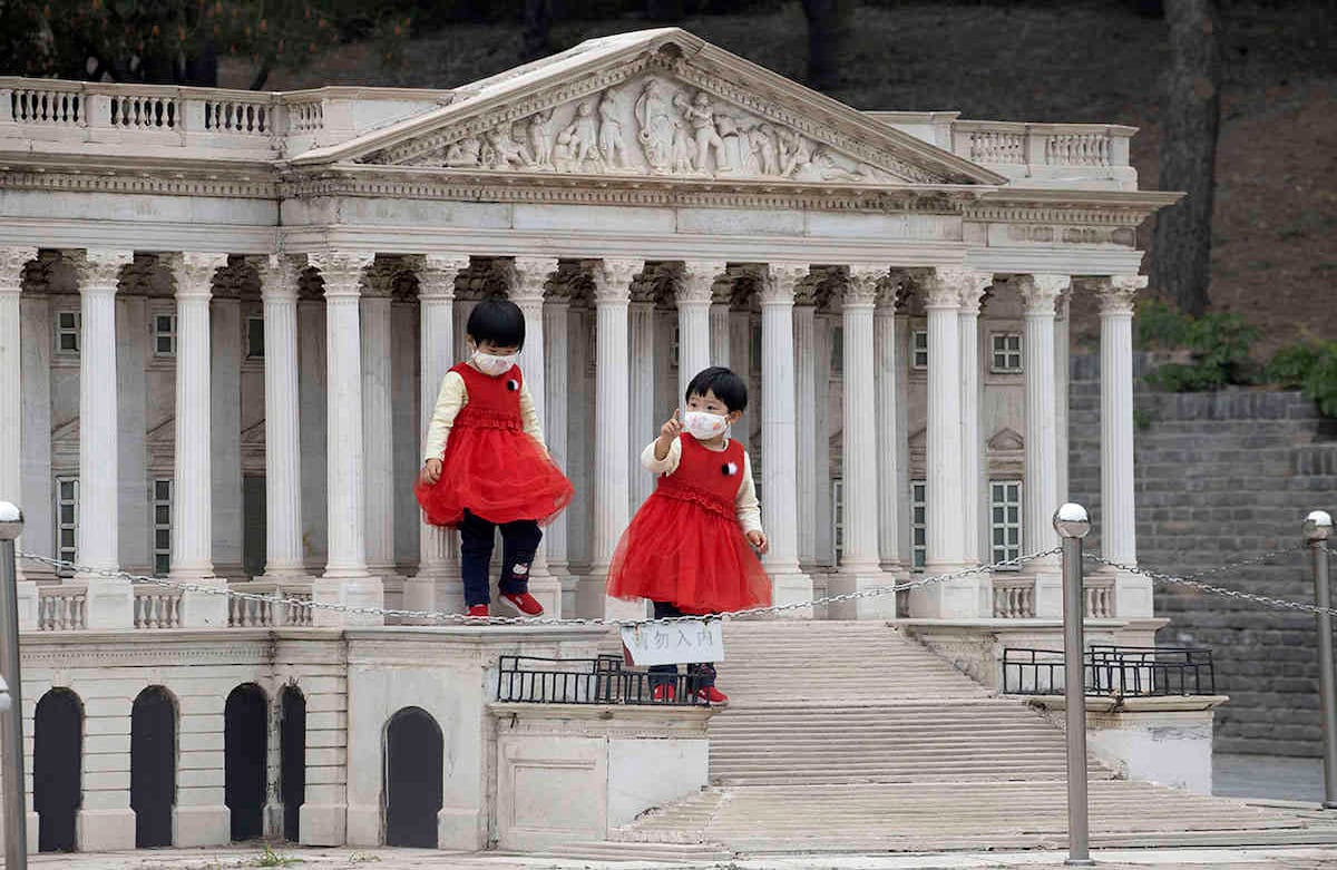 Esta réplica a escala del edificio del Capitolio de los Estados Unidos etá en el Parque Mundial de Pekín. La imagen es  del 7 de mayo. Sitios turísticos como este se han visto duramente afectados por el brote de covid-19. Foto: Ng Han Guan/ AP
