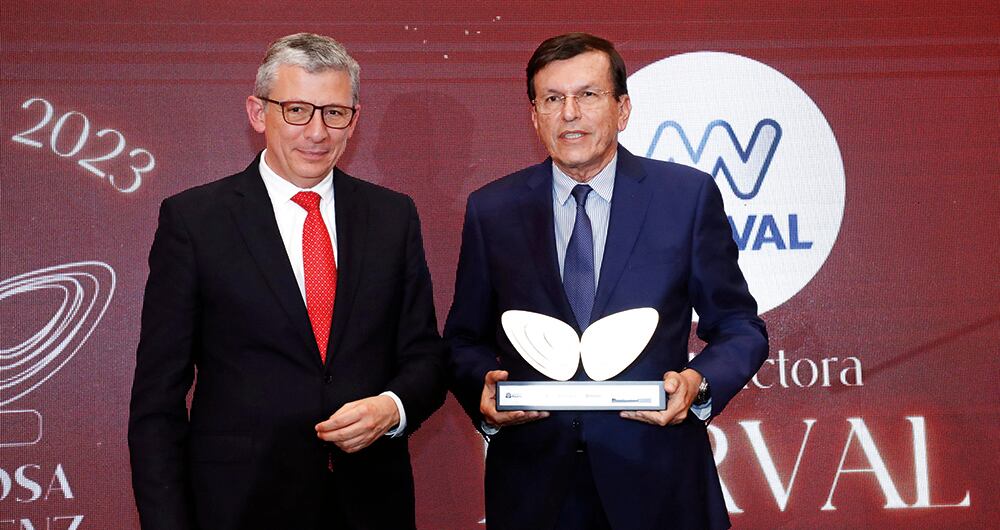 Alejandro Cheyne, rector de la Universidad del Rosario (izquierda) entregó la estatuilla  al ganador del máximo galardón: Rafael Marín Valencia, presidente de constructora Marval.