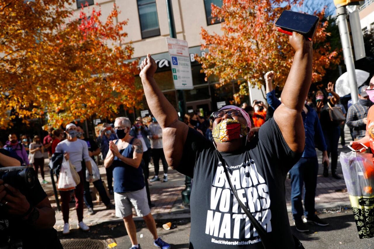 La gente celebra después de que el demócrata Joe Biden derrotara al presidente Donald Trump para convertirse en el 46 ° presidente de Estados Unidos, el sábado 7 de noviembre de 2020 en Filadelfia. (Foto AP / Rebecca Blackwell)