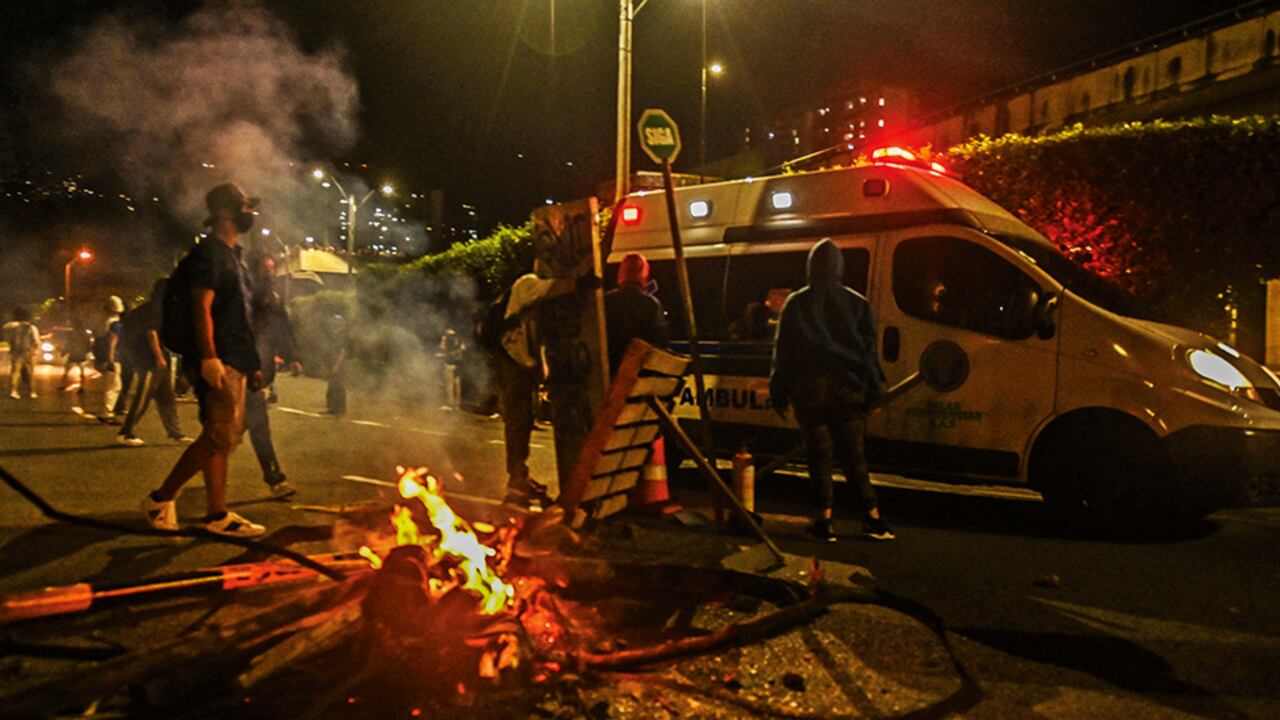 Las ambulancias han quedado atrapadas en medio de los violentos bloqueos en diferentes regiones del país. Algunas han sido atacadas.