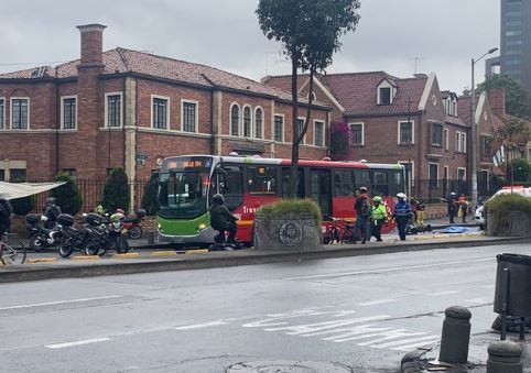 Un motociclista murió al accidentarse con un bus en la carrera séptima.
