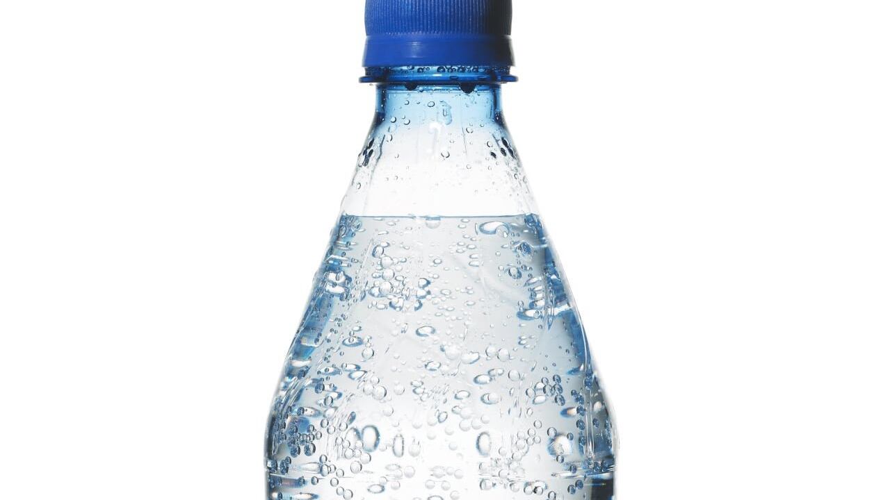 ¿Cuáles son los beneficios del agua con gas? Expertos responden.