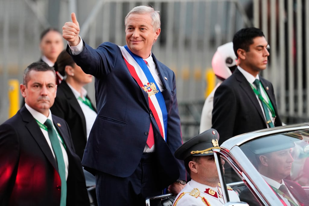 El presidente de Chile, José Antonio Kast, llega al palacio presidencial de La Moneda después de su investidura en Santiago, Chile, el miércoles 11 de marzo de 2026. (AP Foto/Gustavo Garello)