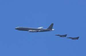 Avión Boeing 707 Zeus, seguido de dos aviones K-fir.