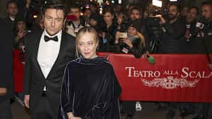 Archivo de la primera ministra italiana, Giorgia Meloni y su compañero, Andrea Giambruno, llegan para la inauguración de la temporada en la Ópera de la Scala, en Milán, norte de Italia, el 7 de diciembre de 2022.