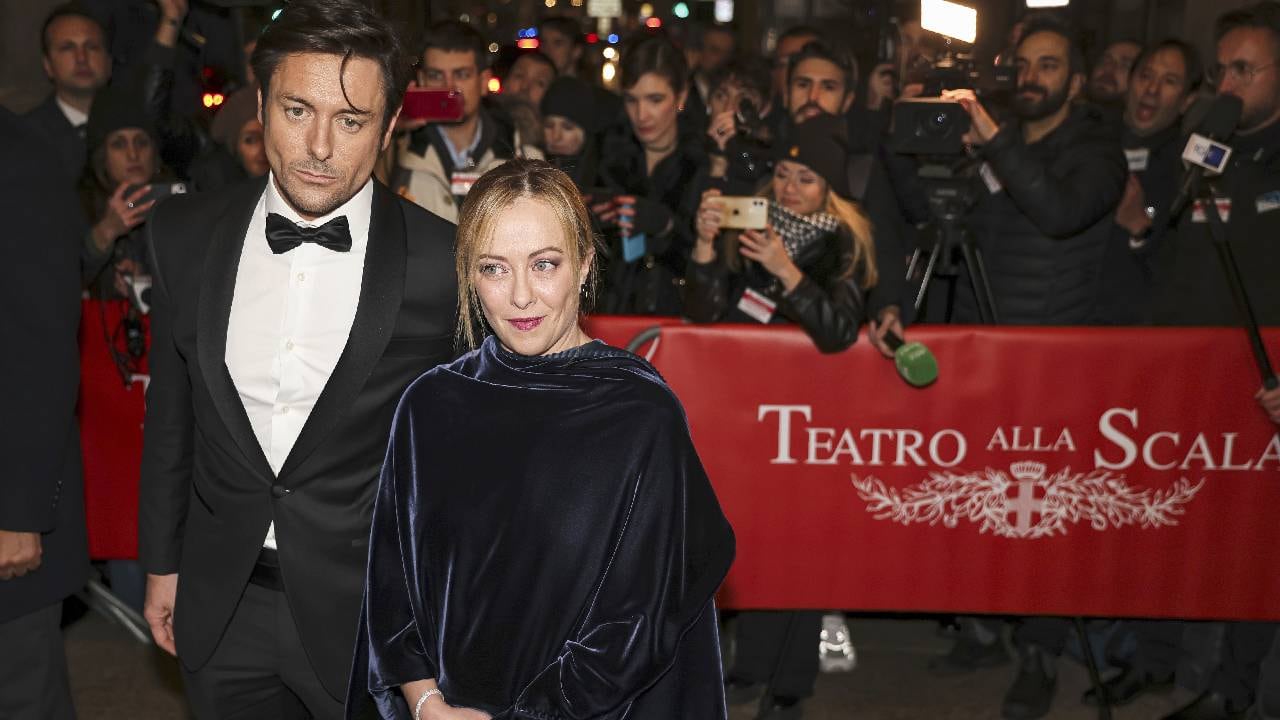 Archivo de la primera ministra italiana, Giorgia Meloni y su compañero, Andrea Giambruno, llegan para la inauguración de la temporada en la Ópera de la Scala, en Milán, norte de Italia, el 7 de diciembre de 2022.