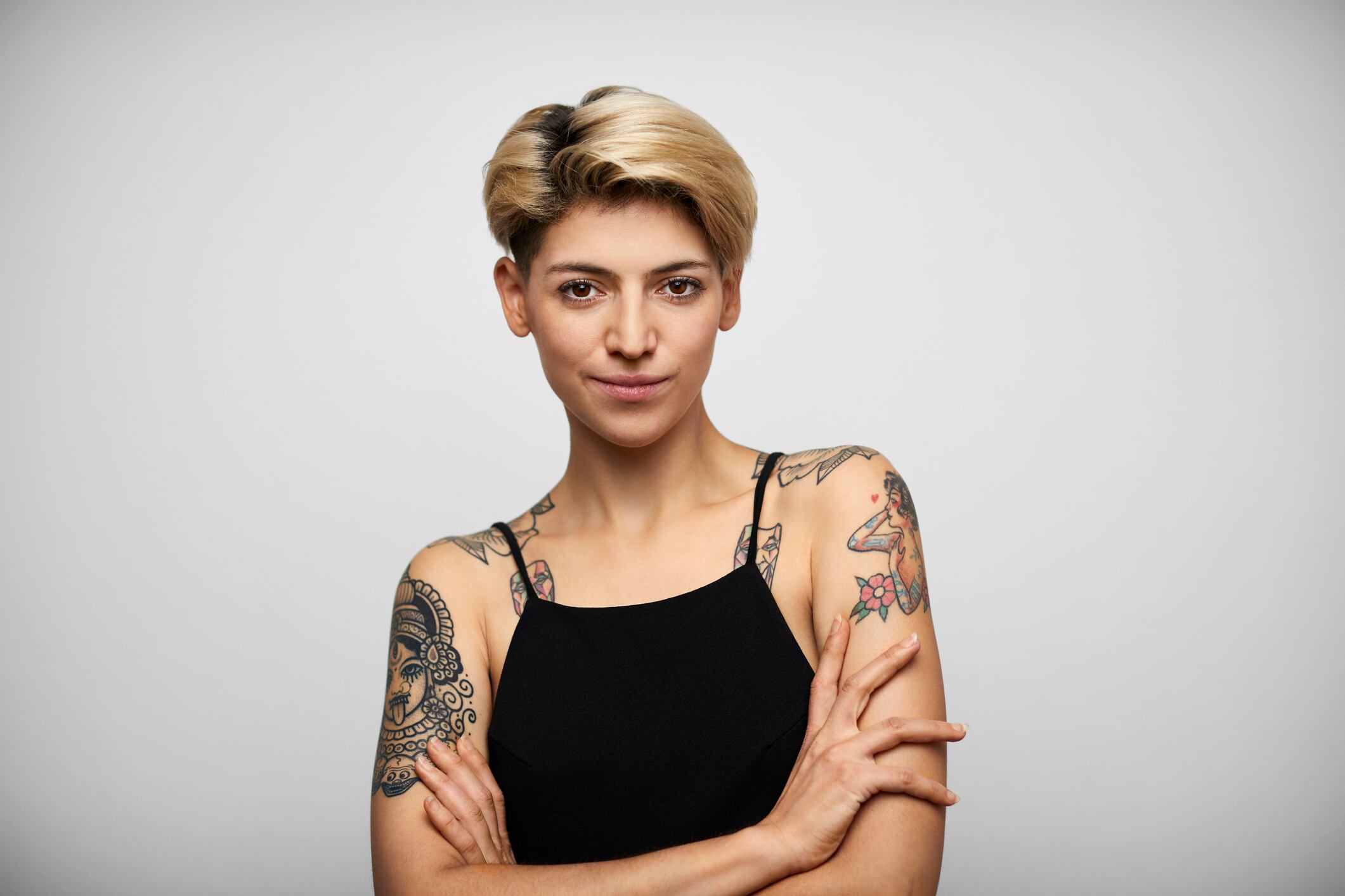 En el universo del tatuaje, la elección de una frase va más allá de la estética; es un compromiso permanente con un mensaje que se graba en la piel y en el alma.