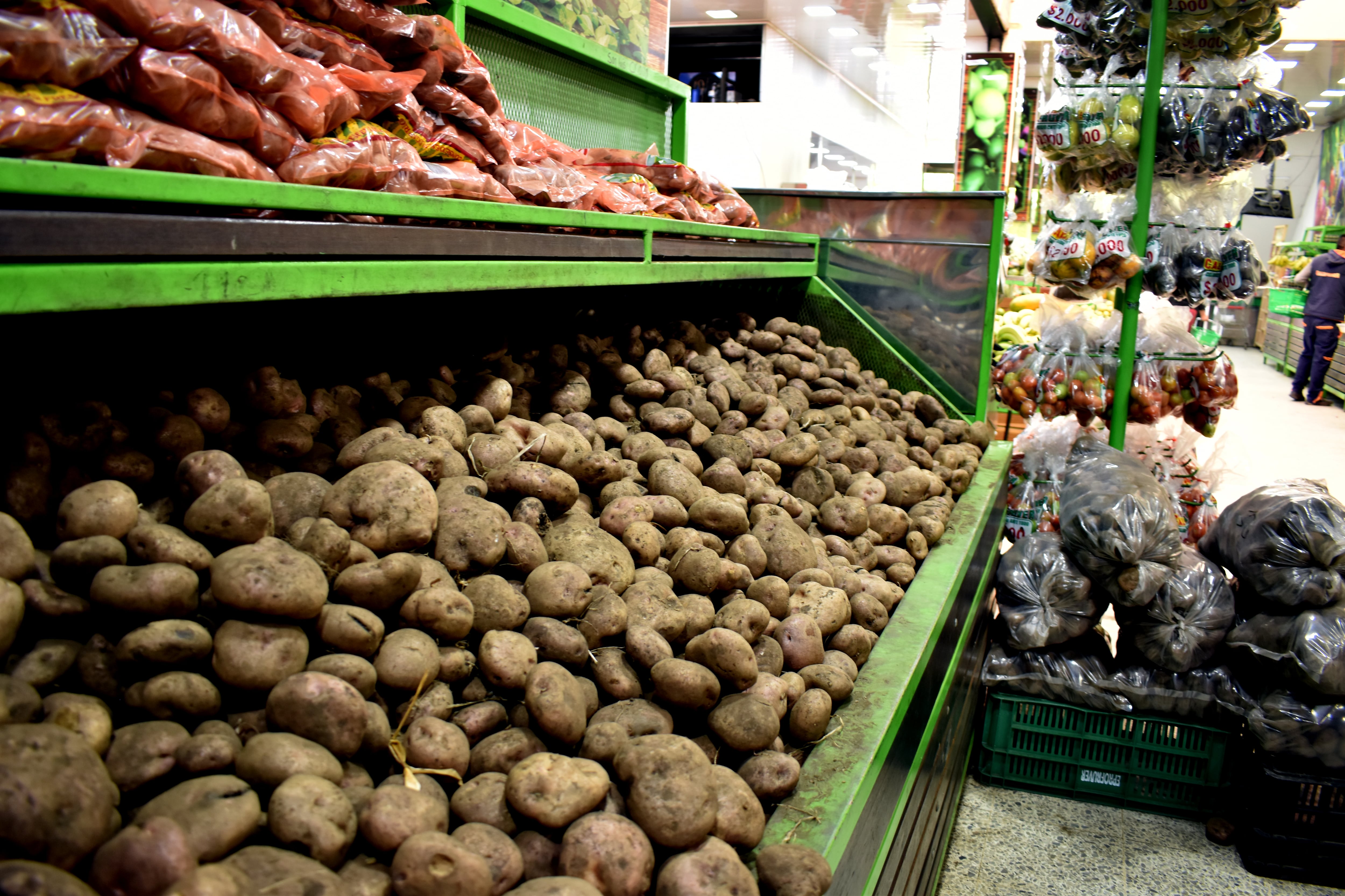 Papa alimento de la canasta familiar