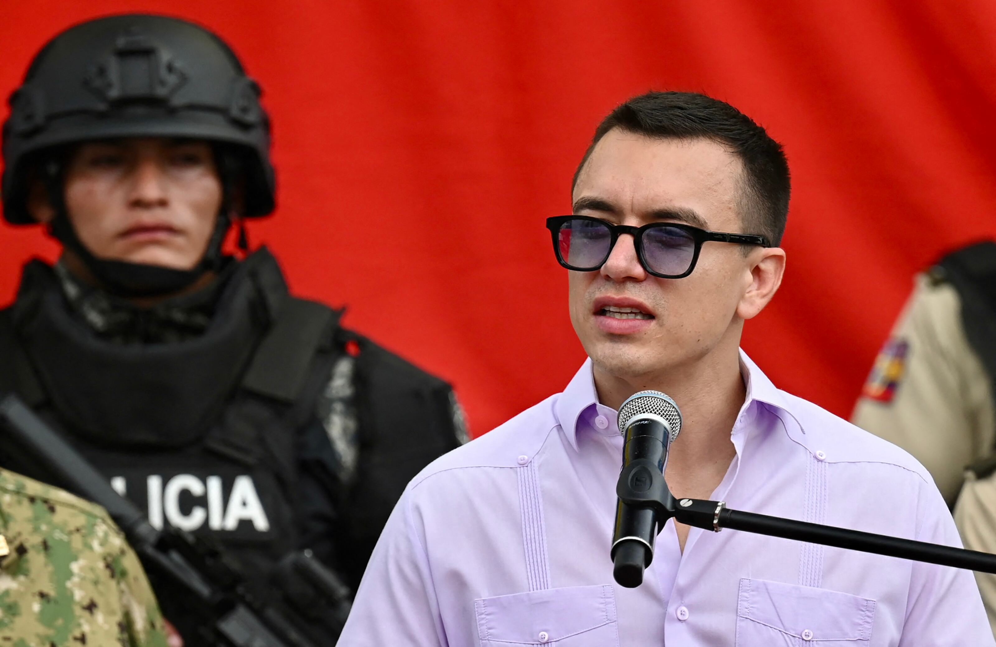 El presidente ecuatoriano Daniel Noboa habla durante una ceremonia de entrega de rifles a la Policía Nacional en la Unidad de Vigilancia Comunitaria en Durán, Ecuador, el 6 de agosto de 2024. Noboa entregó 1752 rifles 5.56 y 30 rifles de alta precisión a miembros de la Policía Nacional como parte del plan de combate a la delincuencia en Guayaquil y Durán. (Foto de Marcos PIN/AFP)