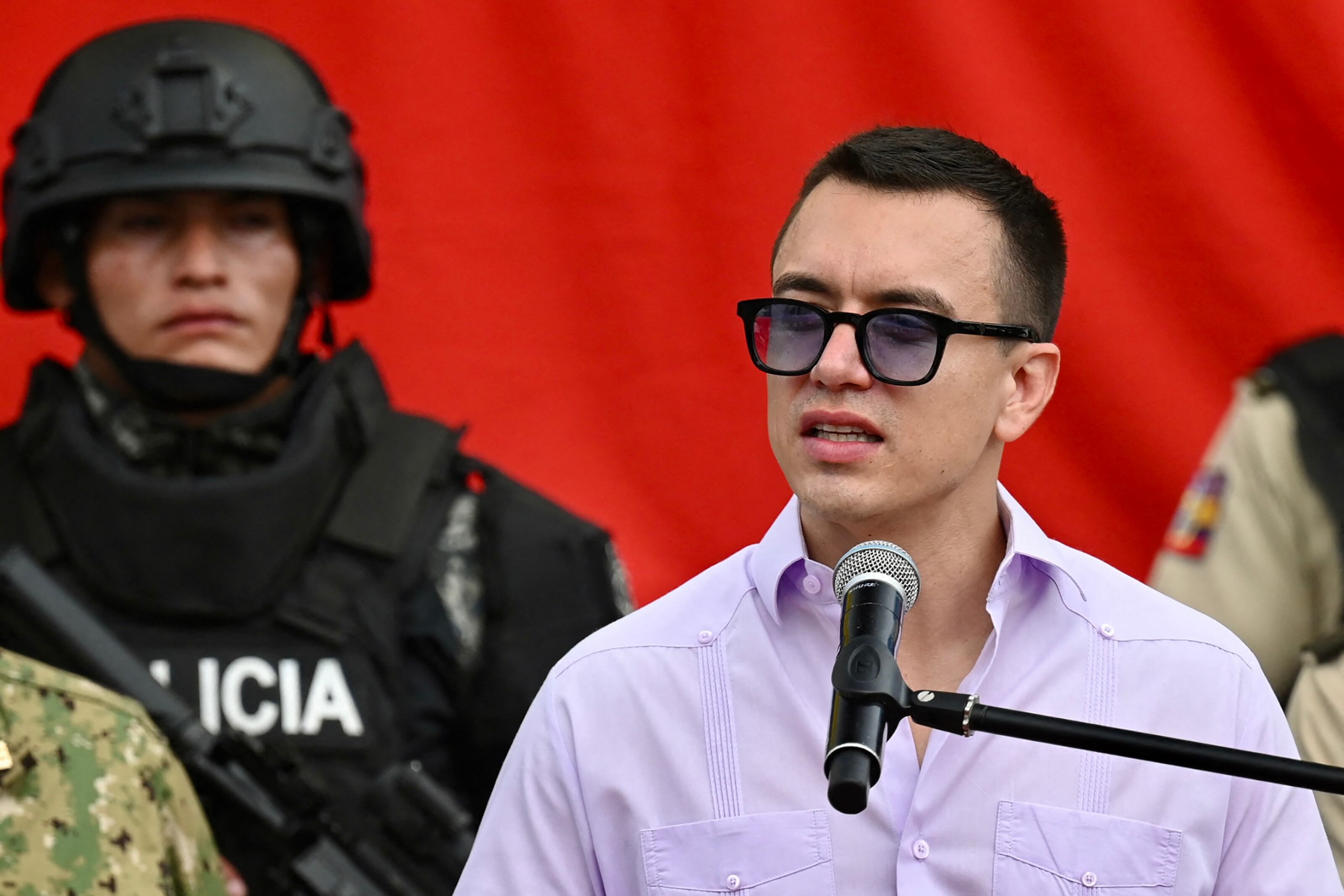 El presidente ecuatoriano Daniel Noboa habla durante una ceremonia de entrega de rifles a la Policía Nacional en la Unidad de Vigilancia Comunitaria en Durán, Ecuador, el 6 de agosto de 2024. Noboa entregó 1752 rifles 5.56 y 30 rifles de alta precisión a miembros de la Policía Nacional como parte del plan de combate a la delincuencia en Guayaquil y Durán. (Foto de Marcos PIN/AFP)
