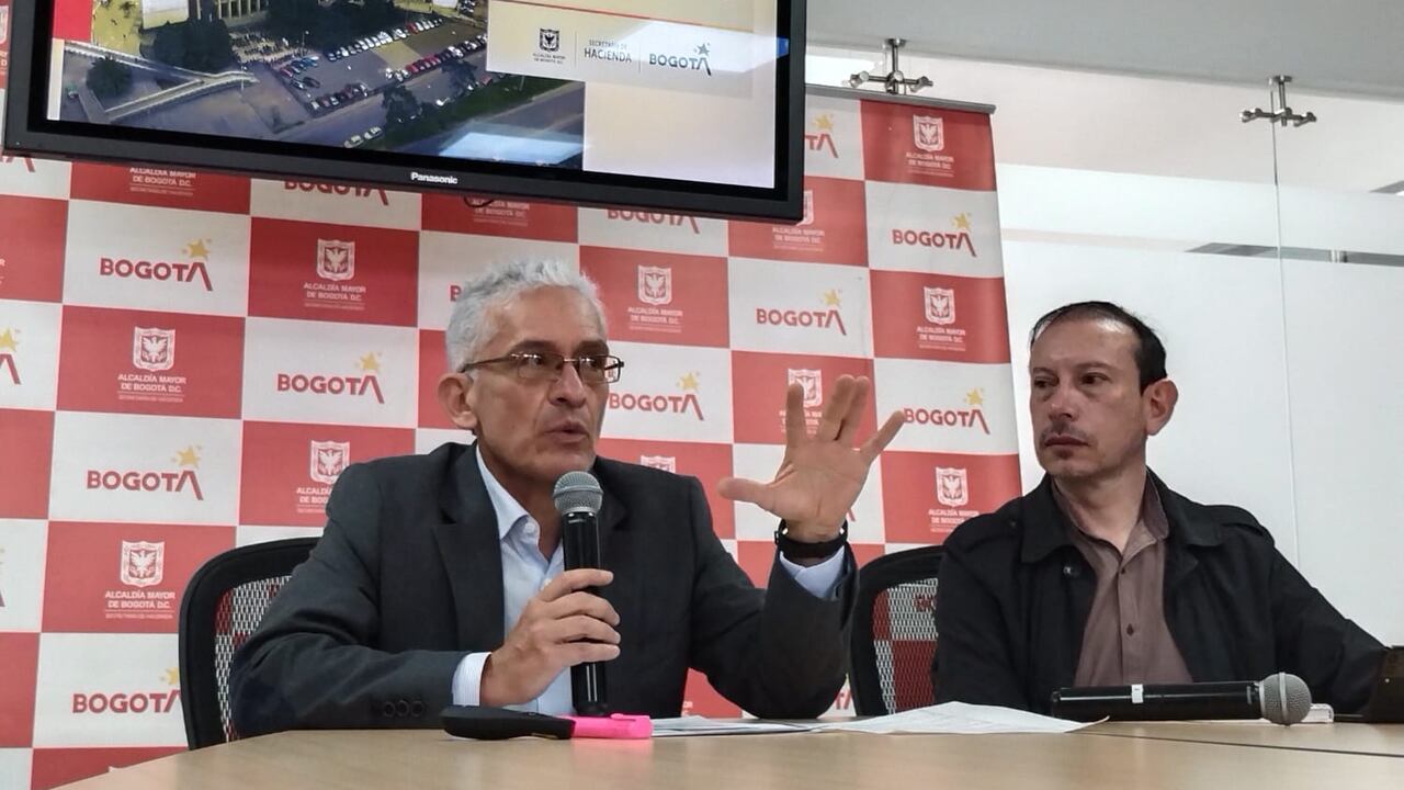 El secretario de Hacienda, Juan Mauricio Ramírez y el director de Impuestos, Orlando Valbuena, anunciaron los cambios para obtener la factura del impuesto predial.