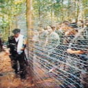 SECUESTROS SOLDADOS POLICIAS:Reproducciones, aparece el mono Jojoy. Soldados tras los alambres de puas.