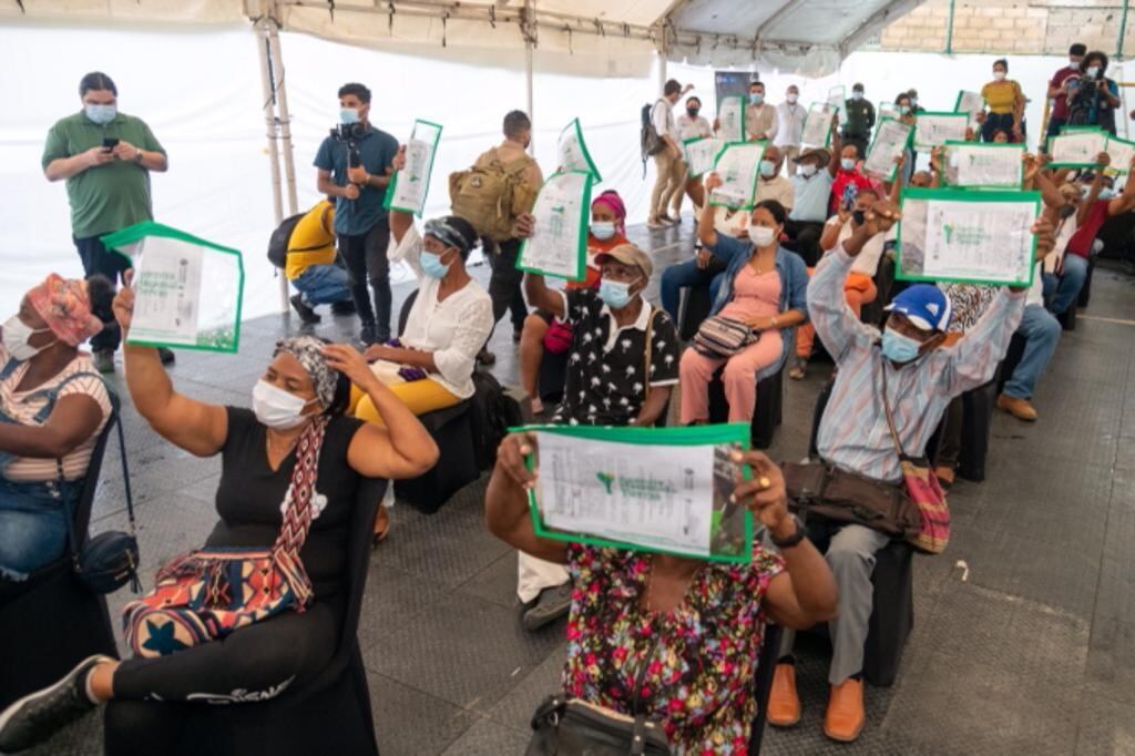 Entrega de títulos de tierras