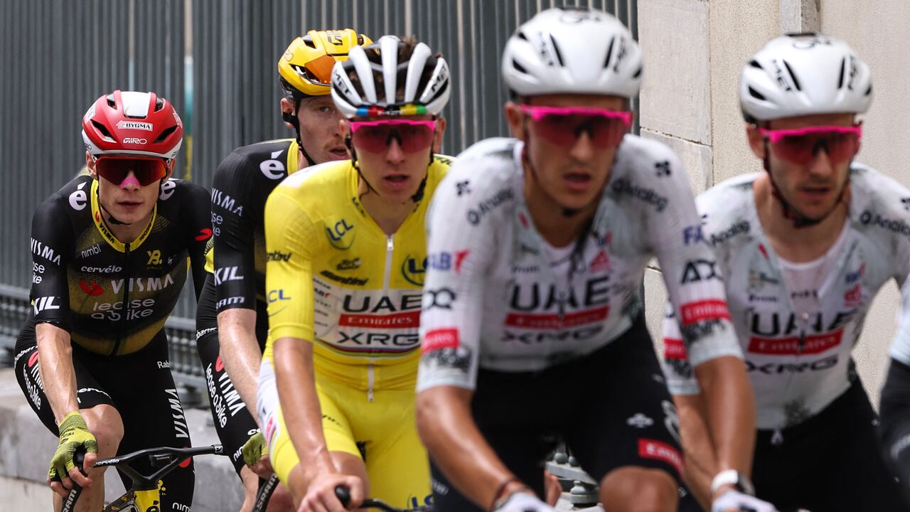 Jonas Vingegaard a rueda de Tadej Pogacar y sus gregarios