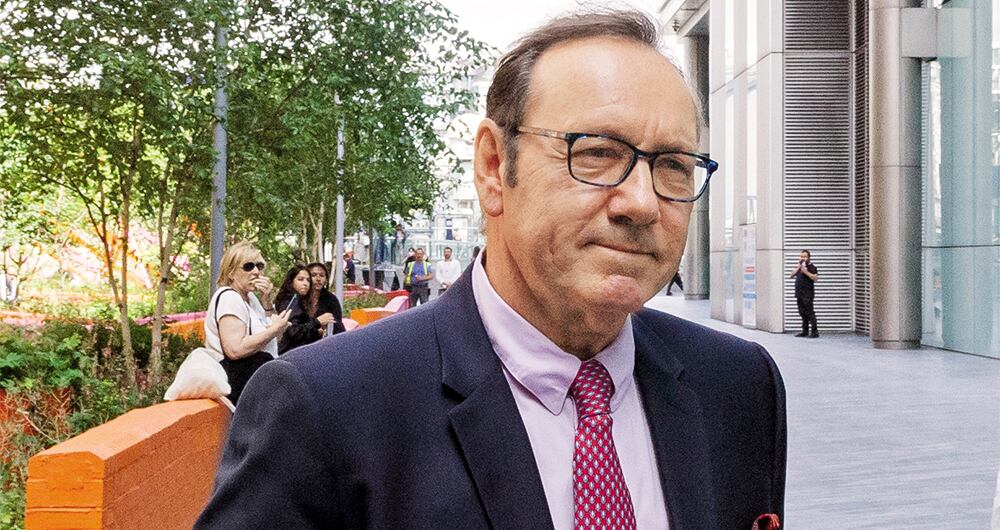 El actor, recordado por sus actuaciones en House of Cards, Belleza americana y Los sospechosos de siempre, intenta retomar su carrera en medio de varias acusaciones de abuso sexual, que lo han tenido en los tribunales en varias ocasiones.