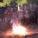 Los fuegos artificiales lanzados por manifestantes libaneses-armenios explotan frente a la policía antidisturbios cerca de la embajada de Azerbaiyán, para denunciar la ofensiva militar azerbaiyana que recuperó Nagorno-Karabaj de las autoridades separatistas armenias en el enclave de Ain Aar, al este de Beirut, Líbano, el jueves. 28 de septiembre de 2023