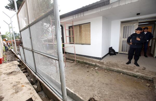 Un guardia de seguridad vigilará día y noche la casa.