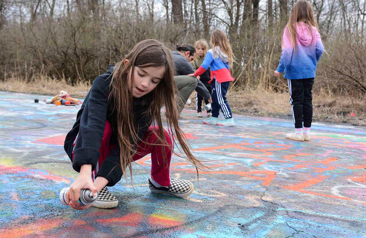 Liv Thomas de State College, en primer plano, juega con pintura en aerosol en Graffiti Highway, antigua ruta 61, Estados Unidos. Tom Wolf, gobernador de Pensilvania, ordenó cerrar las escuelas al menos hasta el 6 de abril para evitar la propagación del covid-19. Foto: Lindsey Shuey/Republican-Herald vía AP. 