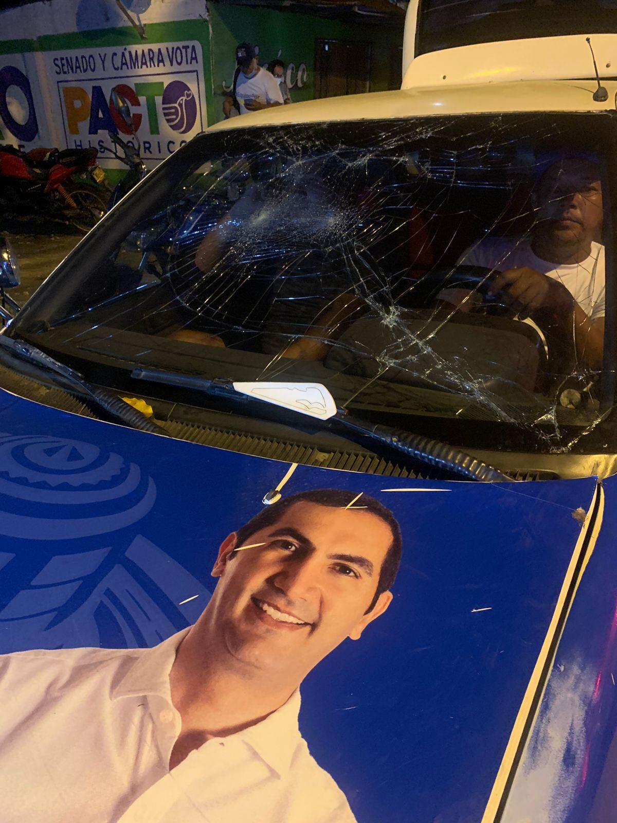 El parabrisas roto en el automóvil de campaña de David Barguil.