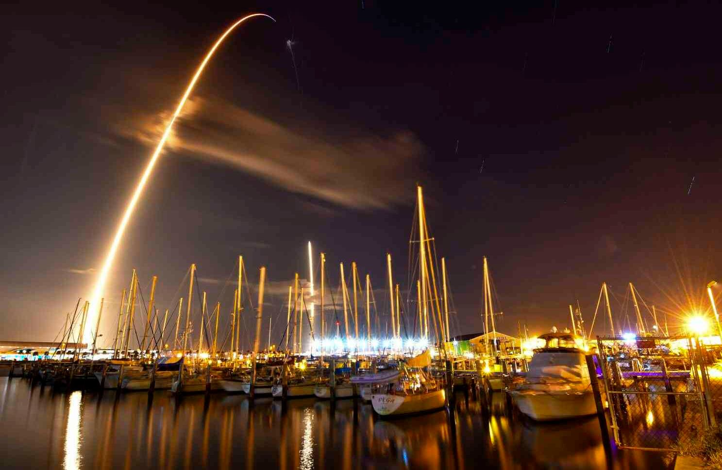 El cohete SpaceX Falcon 9 se lanza desde la Estación de la Fuerza Aérea de Cabo Cañaveral y aterriza desde el Ocean Club Marina en Port Canaveral, Florida, el domingo 7 de enero de 2018. El domingo , SpaceX ha lanzado un satélite secreto con el nombre en código Zuma en su primer vuelo del año nuevo. (Malcolm Denemark / Florida Today a través de AP).