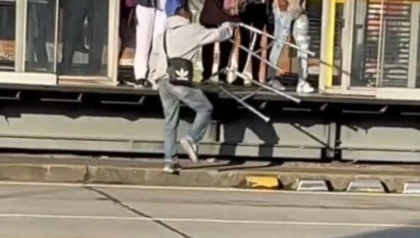 Incluso, una de las pasajeras que espera uno de los buses articulados ve la manera en la que el hombre se apoya en una de sus manos y se sube a la plataforma sin mayores dificultades.