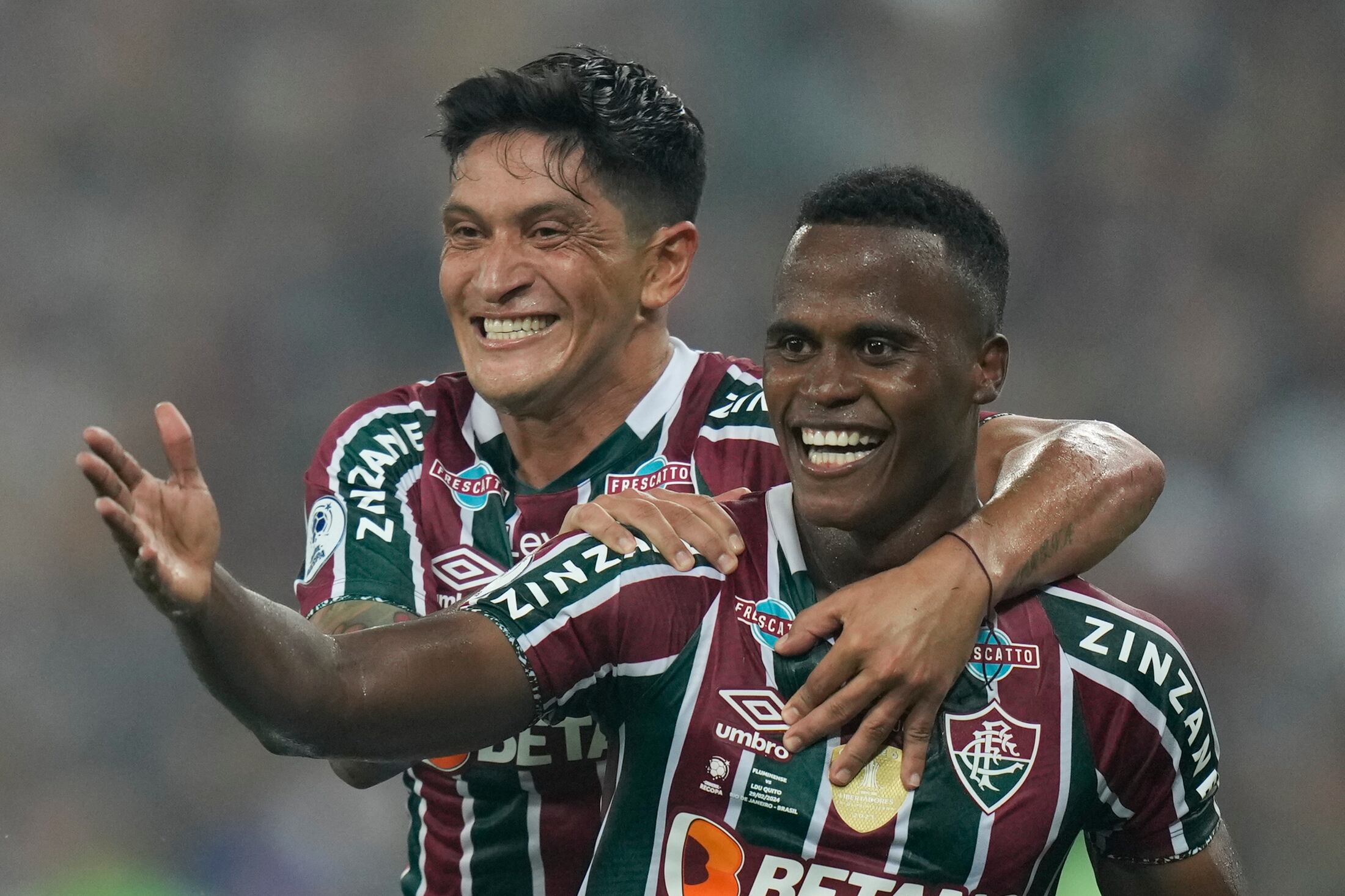 Jhon Arias del Fluminense de Brasil, a la derecha, celebra con su compañero German Cano después de anotar el segundo gol de su equipo durante la final de fútbol de la Recopa Sudamericana contra la Liga Deportiva Universitaria de Ecuador en el estadio Maracaná de Río de Janeiro, Brasil, el jueves 29 de febrero de 2024. ( Foto AP/Silvia Izquierdo)