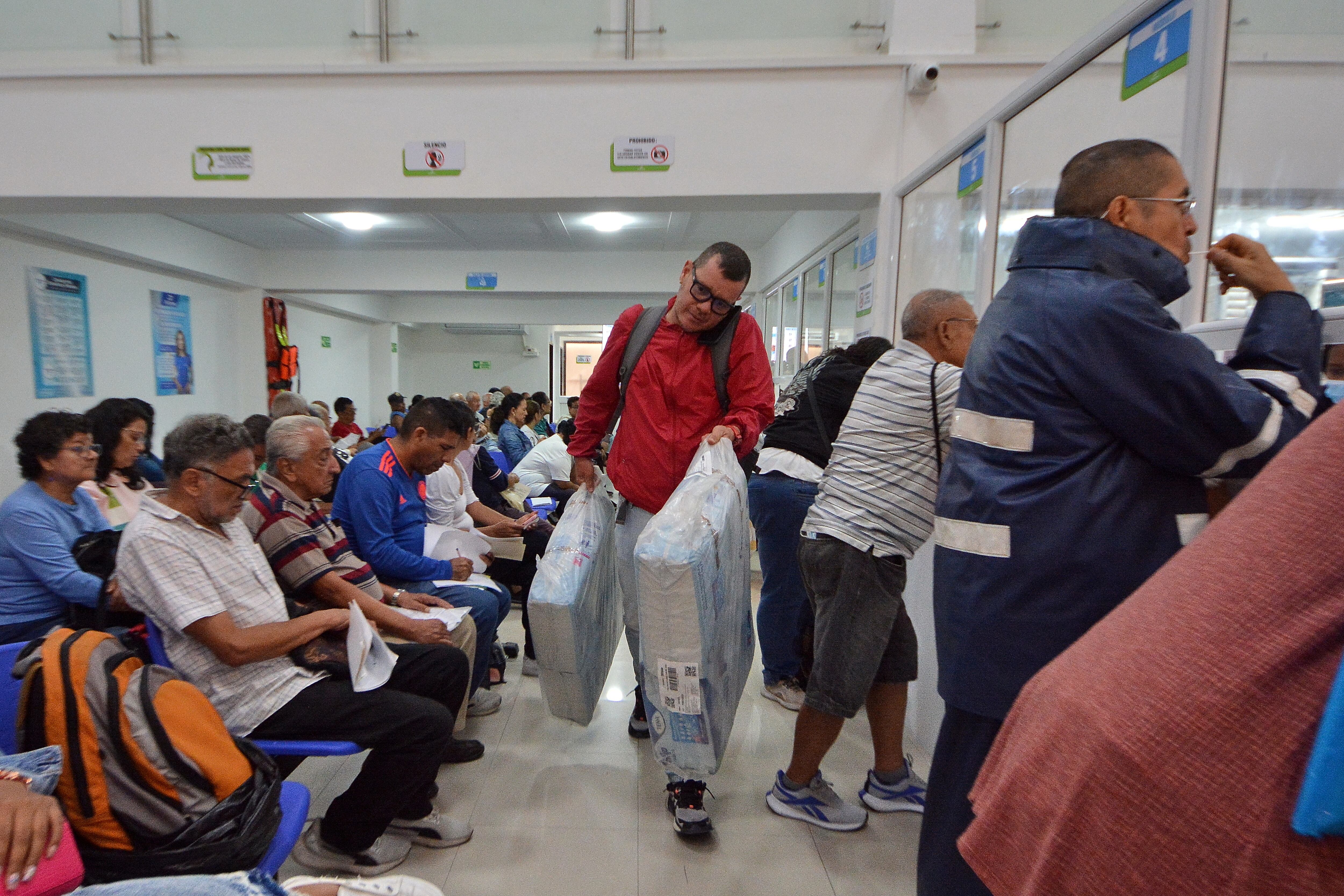 Desde este viernes, 28 de marzo, los usuarios de la Nueva EPS podran reclamar sus medicinas en el nuevo dispensario de Disfarma en el barrio Tequendama. Foto Jorge Orozco.