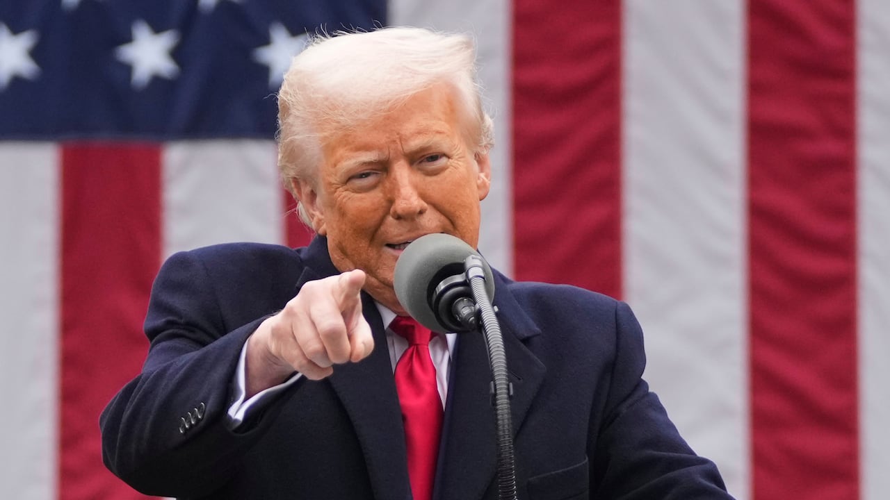 El presidente Donald Trump habla durante un evento para anunciar nuevos aranceles en el jardín de rosas de la Casa Blanca.