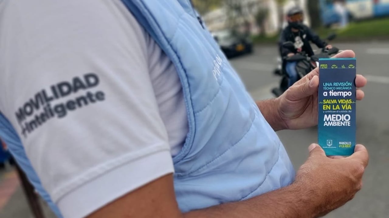 Un adulto mayor falleció al caer de una buseta en movimiento