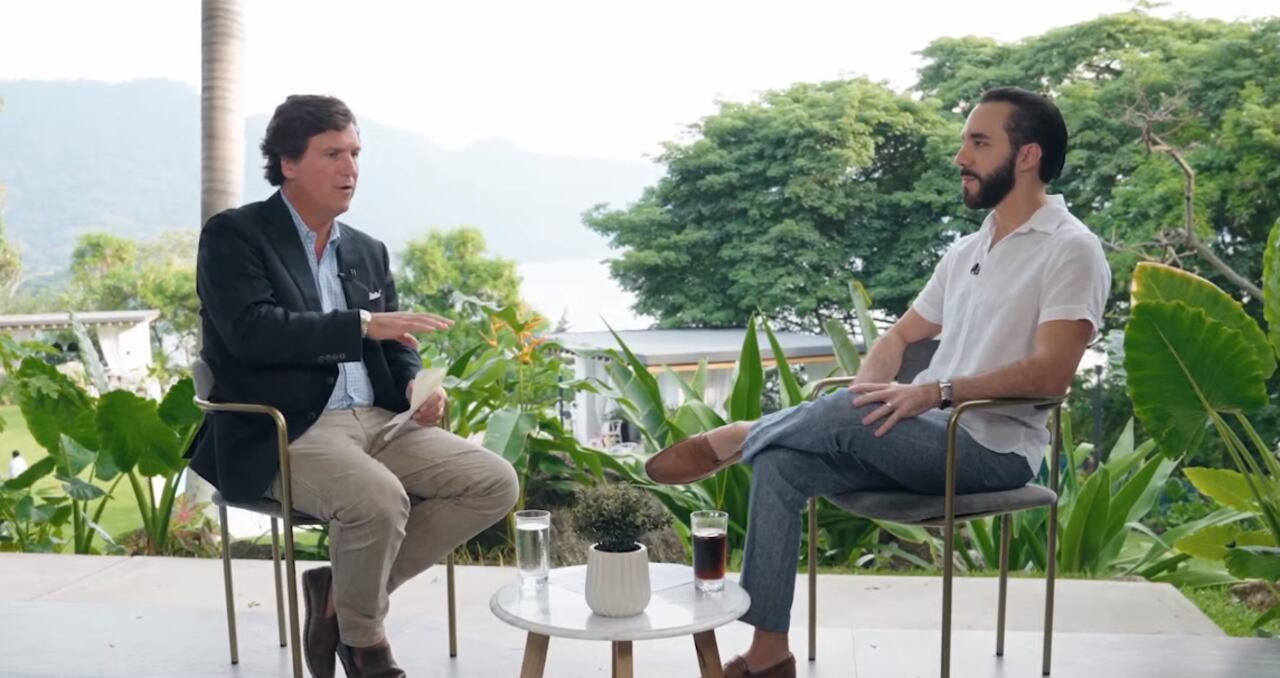 Tucker Carlson y Nayib Bukele.