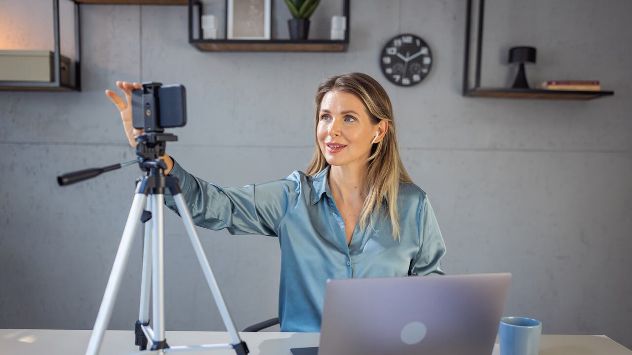 Roles como comunicadores gráficos o comunicadores organizacionales muestran rangos salariales específicos que reflejan la demanda del mercado y las habilidades técnicas requeridas.