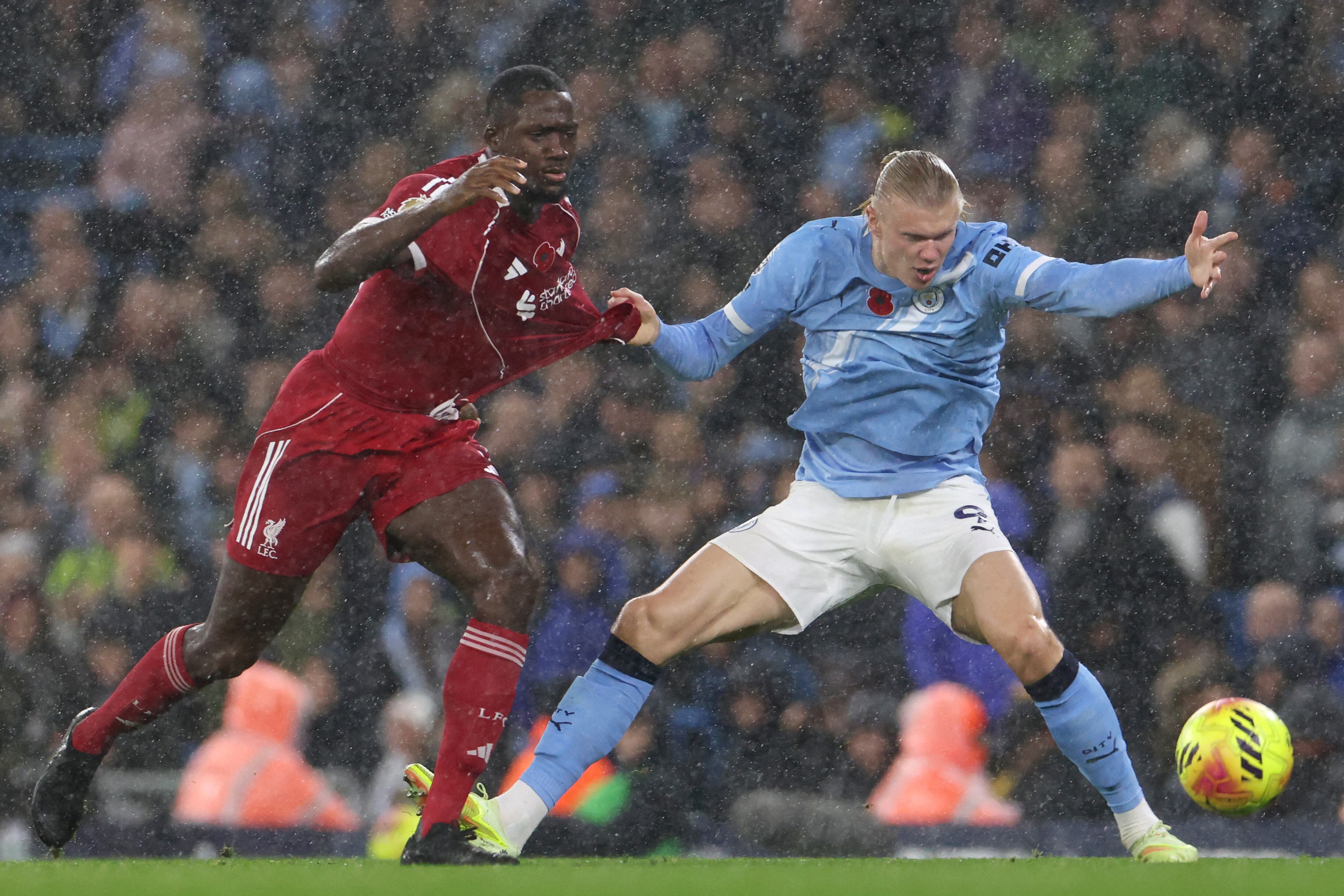 El delantero noruego del Manchester City, Erling Haaland (D), número 9, disputa el balón con el defensa francés del Liverpool, Ibrahima Konaté (I), número 5, durante el partido de la Premier League inglesa entre el Manchester City y el Liverpool en el Etihad Stadium de Manchester, noroeste de Inglaterra, el 9 de noviembre de 2025. (Foto de Darren Staples / AFP)