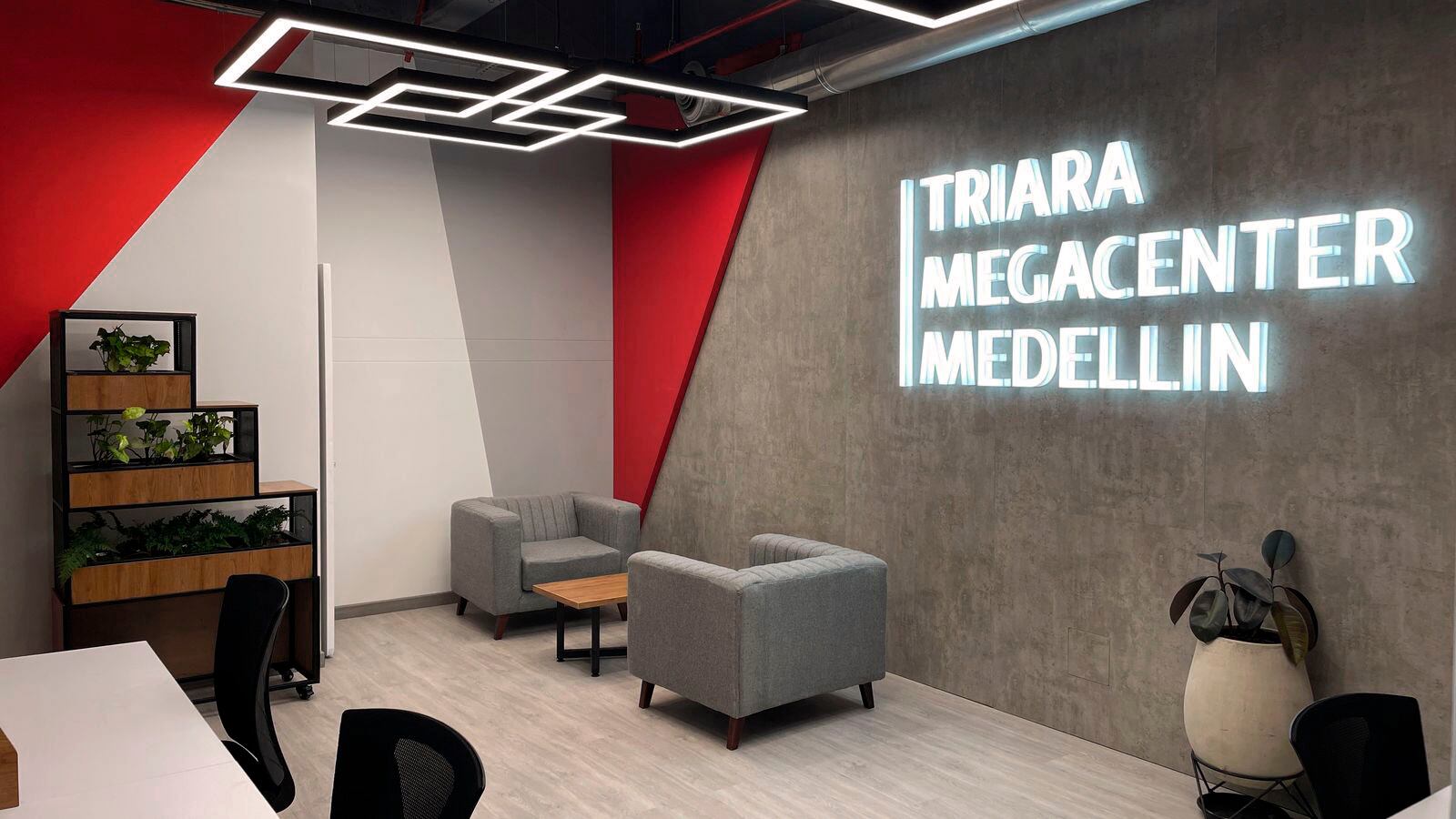 Triara Megacenter cuenta con 6.632 m² construidos, ubicados en una zona estratégica de la ciudad, y con certificación ICREA Nivel IV, que garantiza una disponibilidad del 99.99% de la infraestructura.