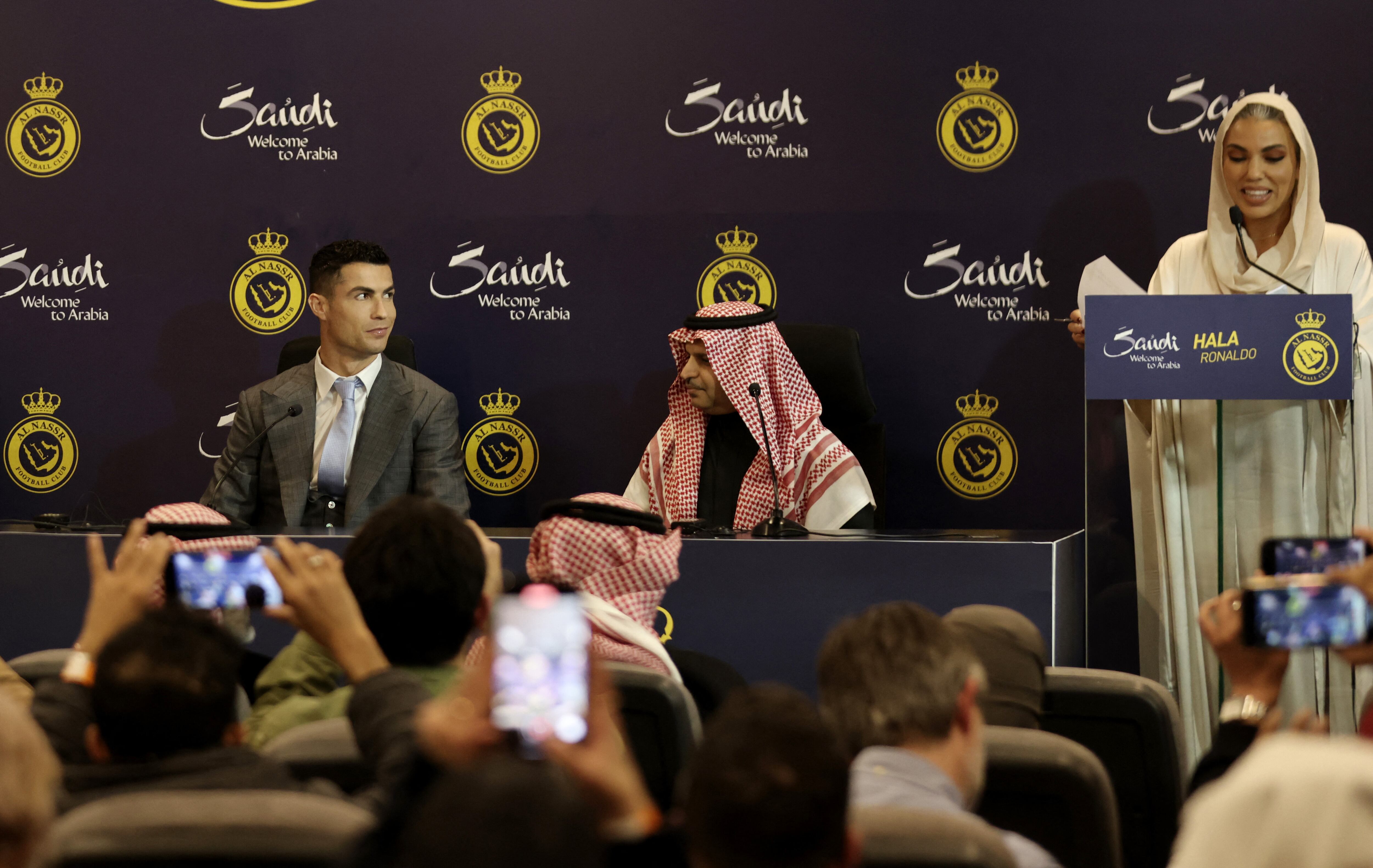 Cristiano se sentó al lado de recho del  presidente del Al-Nassr, Musalli Al-Muammar