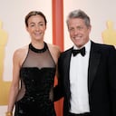 Anna Eberstein, y Hugh Grant en los premior Oscars del 2023 en el Dolby Theatre en Los Angeles. (AP Photo/Ashley Landis)