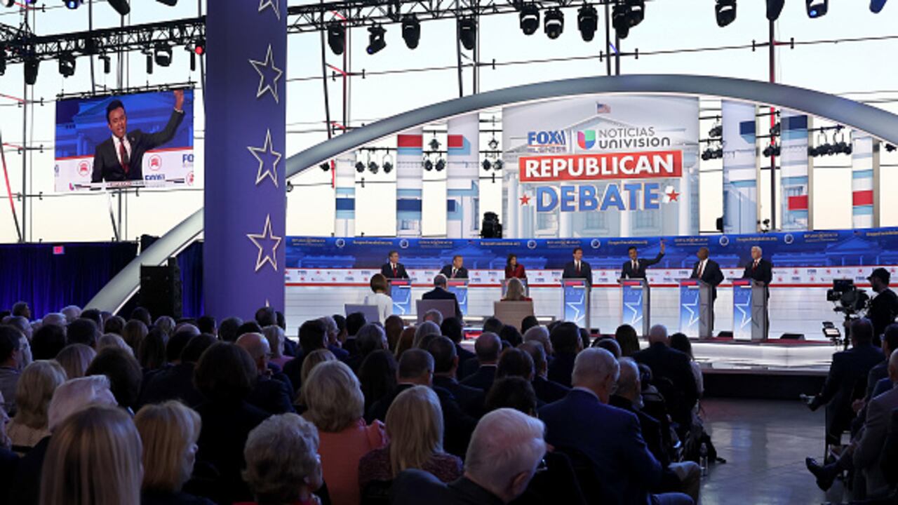 Siete aspirantes a la presidencia de Estados Unidos se enfrentaron este miércoles en el segundo debate de las primarias republicanas, enfocados en la migración y la economía, y con duros dardos al favorito, Donald Trump, por eludir la confrontación.