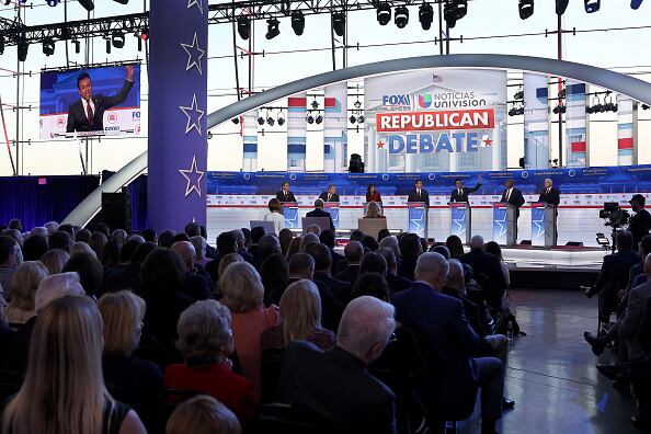 Siete aspirantes a la presidencia de Estados Unidos se enfrentaron este miércoles en el segundo debate de las primarias republicanas, enfocados en la migración y la economía, y con duros dardos al favorito, Donald Trump, por eludir la confrontación.