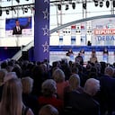 Candidatos presidenciales republicanos (de izquierda a derecha), el gobernador de Dakota del Norte, Doug Burgum, el ex gobernador de Nueva Jersey, Chris Christie, la ex embajadora ante las Naciones Unidas, Nikki Haley, el gobernador de Florida, Ron DeSantis, Vivek Ramaswamy, el senador estadounidense Tim Scott (R-SC) y el exvicepresidente estadounidense Mike Pence participan en el debate primario republicano de FOX Business en la Biblioteca Presidencial Ronald Reagan el 27 de septiembre de 2023 en Simi Valley, California. (Foto de Justin Sullivan/Getty Images)