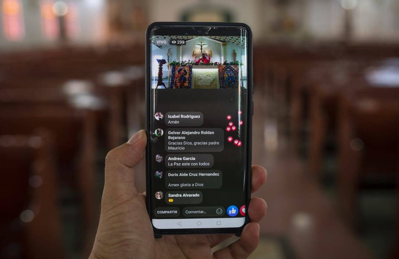 Las plataformas tecnológicas se han convertido en las principales aliadas de los feligreses en estos tiempos de pandemia y cuarentena. Por teléfonos móviles se han seguido las celebraciones litúrgicas del Domingo de Ramos. Foto: Esteban Vega La Rotta / SEMANA