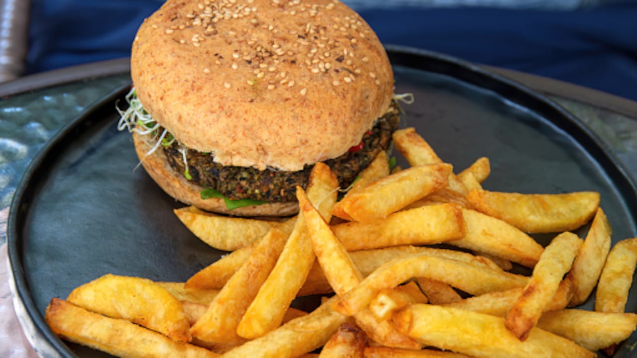 Las hamburguesas suelen ser un alimento excluido del consumo sano y saludable.