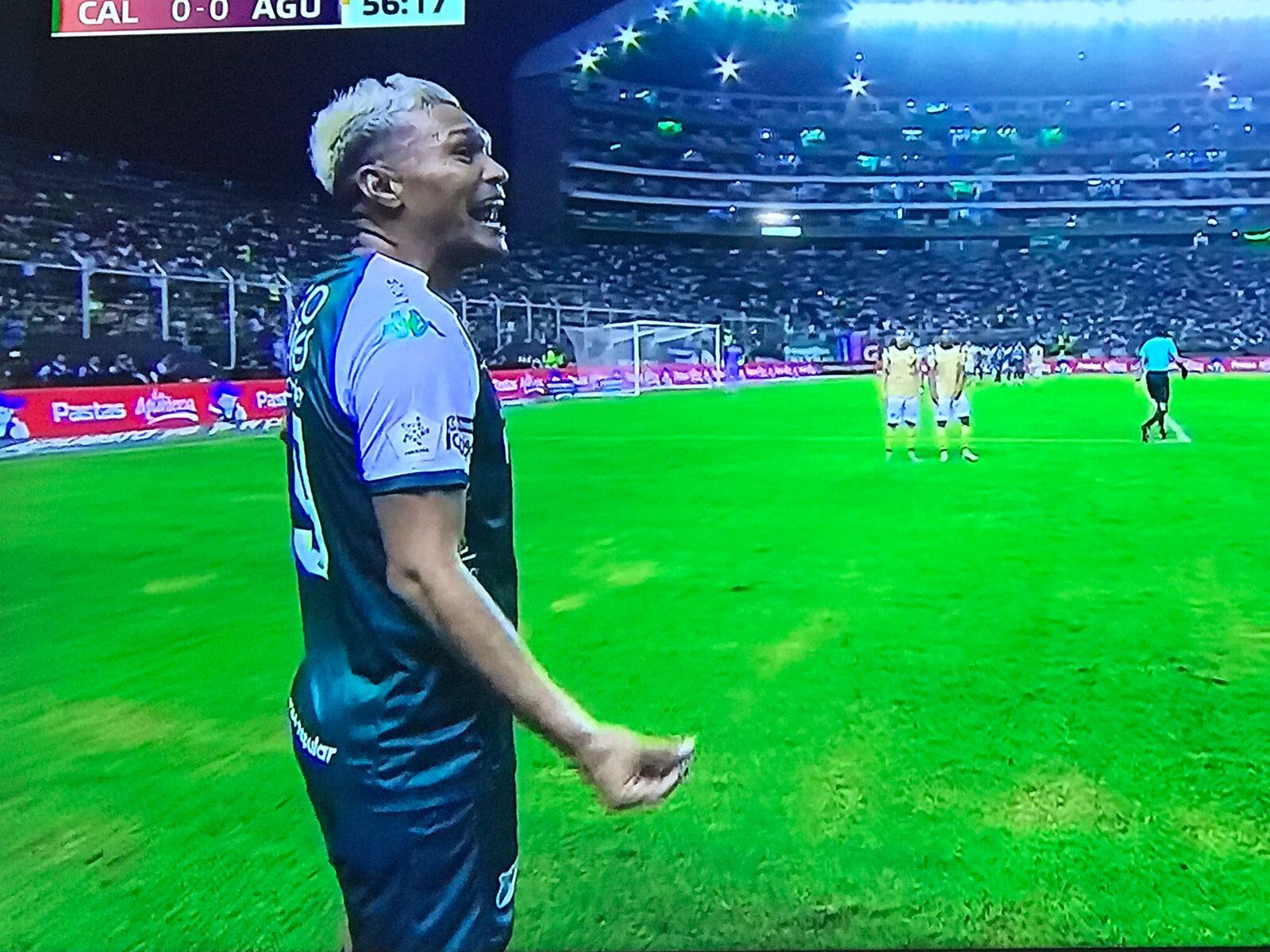 Teófilo Gutiérrez y César Farías en un cruce de palabras y gestos en el partido entre Cali y Águilas