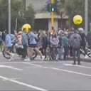 Vecinos de La Esmeralda bloquean la Carrera 50 por cierres de vías los fines de semana.